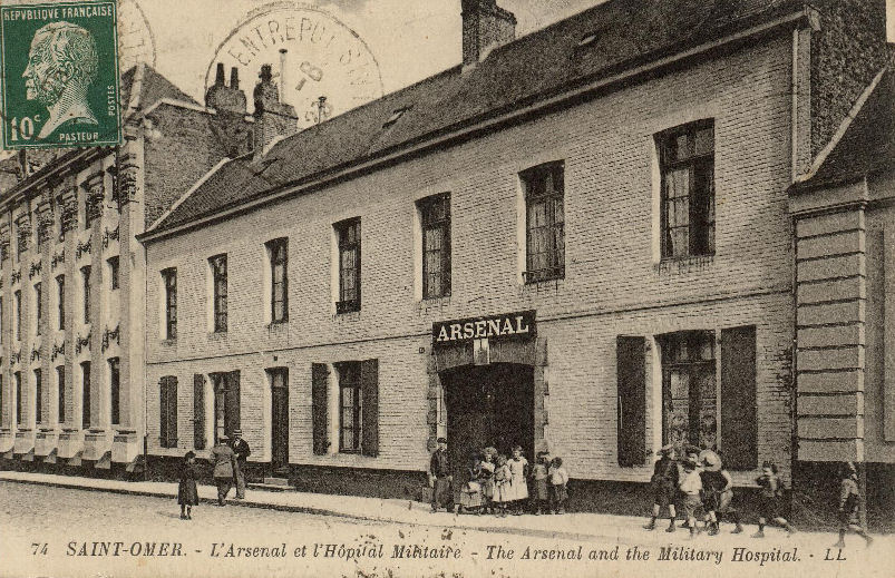 on aperçoit l'entrée de l'arsenal qui se trouvait entre la sous-préfecture et l'hôpital militaire.